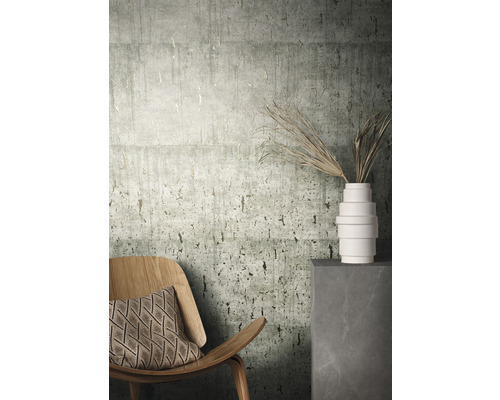 Pièce décorative avec un papier peint structuré, une chaise en bois et un vase avec des plantes