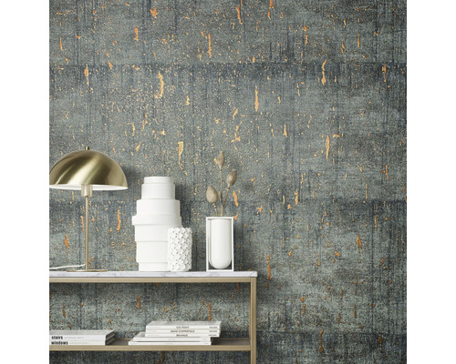 Intérieur décoratif avec un papier peint à motifs présentant une texture irrégulière.