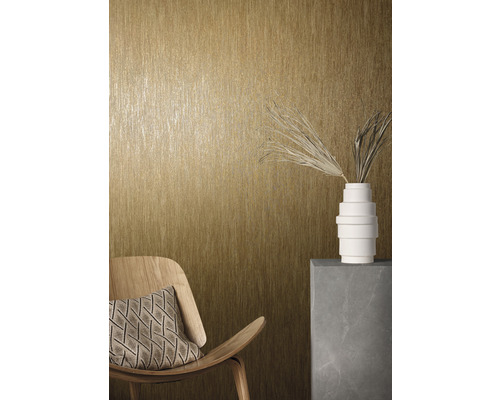 Nahaufnahme einer Wand mit Strukturtapete, einem Holzstuhl mit Kissen und einer Dekoration mit Vase