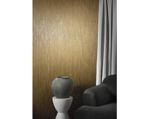 Wohnraum mit Textiltapete, Beistelltisch und Dekoration