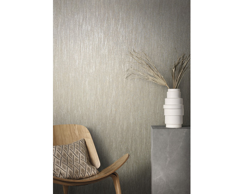 Pièce décorative avec papier peint texturé, chaise et vase