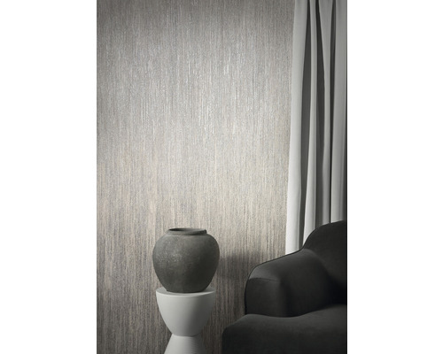 Szene mit Tapete mit vertikalem Muster, Vase, Beistelltisch und Sessel