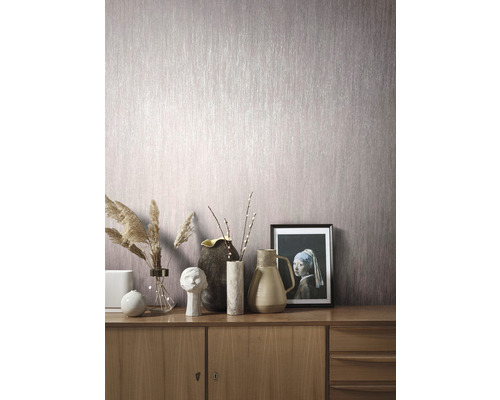 Intérieur avec papier peint à motifs et commode avec objets de décoration