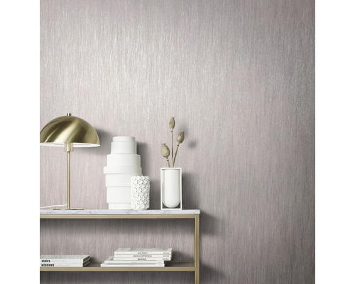 Gros plan d''un revêtement mural à texture verticale sur un mur dans une pièce avec des éléments décoratifs tels qu''une lampe et des vases.