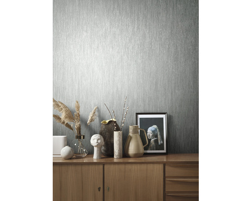 Ambiance intérieure avec papier peint à motifs, buffet et décoration