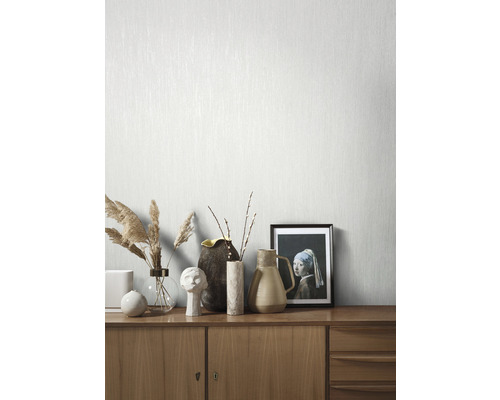 Papier peint clair et structuré sur un mur avec buffet et décoration