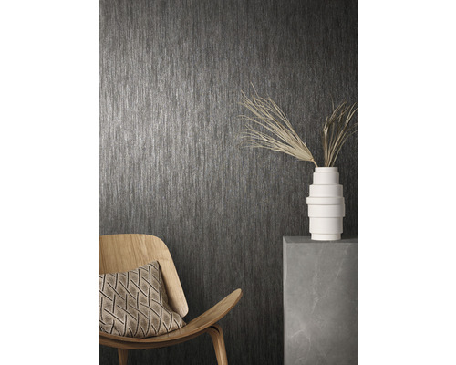 Vue d''une pièce avec papier peint gris, chaise en bois, coussin et décoration