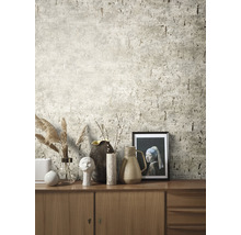 Wohnzimmer mit gemusterter Tapete und Holzkommode mit Dekoration