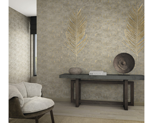 Salon avec papier peint à motifs, console et fauteuil