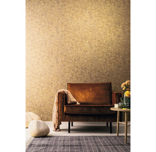 Salon avec fauteuil, tapis et papier peint à motifs