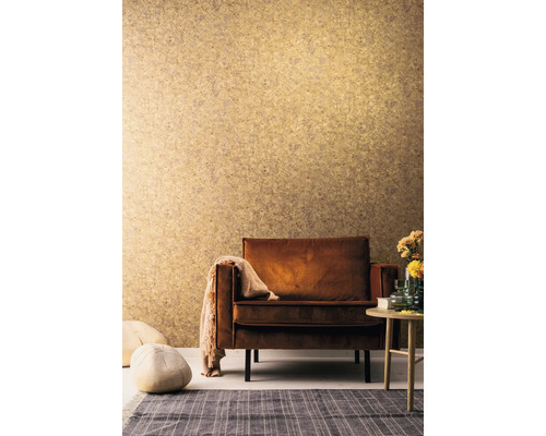 Salon avec fauteuil, tapis et papier peint à motifs