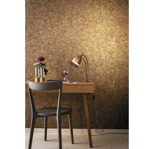 Scène avec bureau, chaise, lampe de table et papier peint à motifs