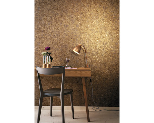 Scène avec bureau, chaise, lampe de table et papier peint à motifs