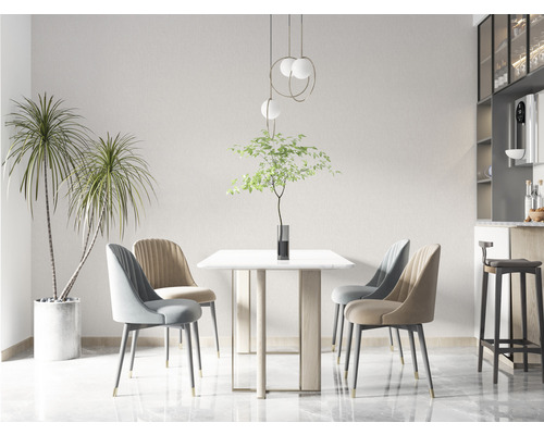 Helle Essecke mit Esstisch, Stühlen, Lampe und Topfpflanzen für eine freundliche Atmosphäre