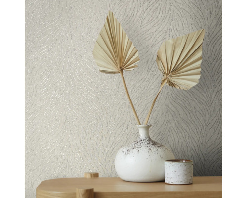 Nahaufnahme einer gemusterten Tapete mit floralem Design, kombiniert mit einer Vase und dekorativen Palmblättern