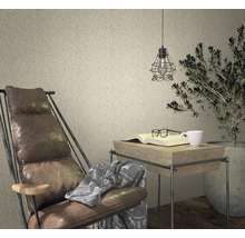 Salon avec fauteuil, table d''appoint et papier peint décoratif