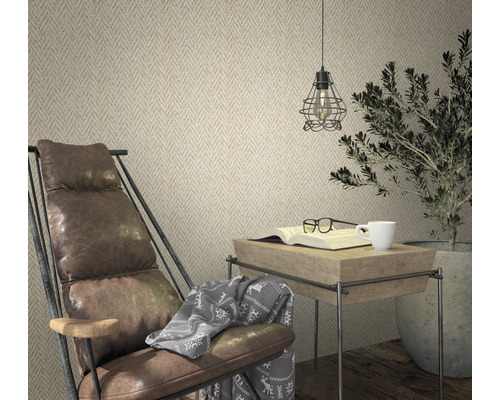 Salon avec fauteuil, table d''appoint et papier peint décoratif