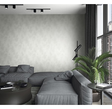 Modernes Wohnzimmer mit Sofa, Stehlampe und Zimmerpflanze