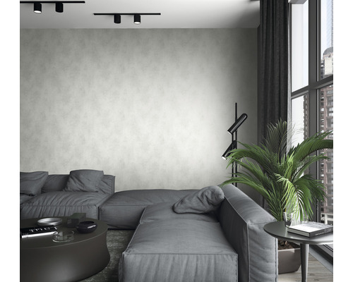 Salon moderne avec canapé, lampadaire et plante d''intérieur