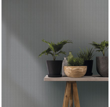 Mur décoratif avec papier peint tricoté et plantes d''intérieur sur une table