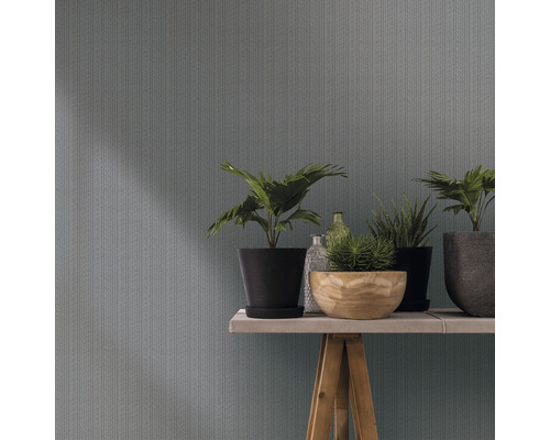 Mur décoratif avec papier peint tricoté et plantes d''intérieur sur une table