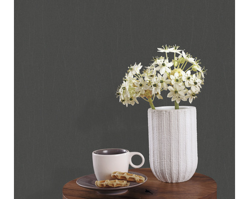 Décoration avec fleurs dans un vase, tasse et gaufres sur une table