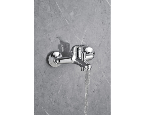 Wandarmatur mit Wasserfluss