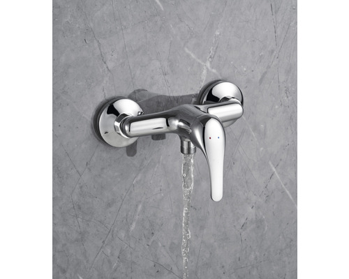 Verchromte Wandarmatur mit Wasserfluss