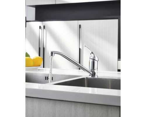 Küchenszene mit einer Einhebelmischbatterie an einem Spülbecken