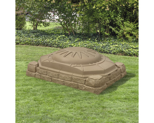 Sandkasten mit Deckel im Garten