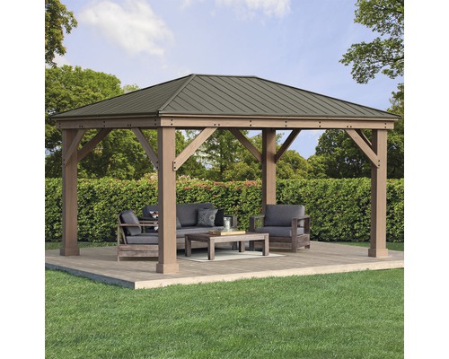 Gartenpavillon mit Holzrahmen und Metalldach auf einer Terrasse mit Gartenmöbeln