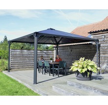 Szene mit Pavillon, Tisch und Stühlen im Gartenbereich