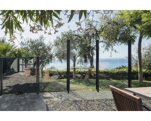 Jardin avec clôture en verre et vue sur la mer