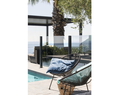 Extérieur avec piscine, fauteuils de salon, garde-corps en verre et pergola