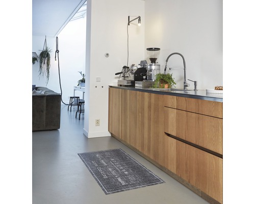 Scène de cuisine avec tapis de cuisine, évier et appareils de cuisine