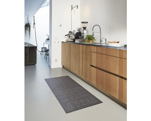 Moderne Küche mit Küchenläufer und Holzelementen