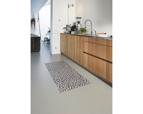 Küche mit Küchenläufer mit Leopardenmuster