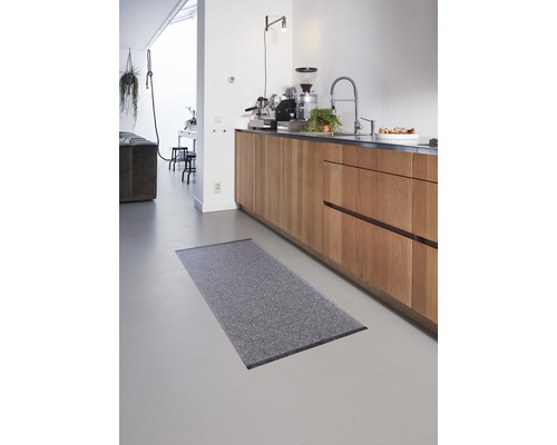 Grauer Läufer in einer Küche mit Holzschränken.