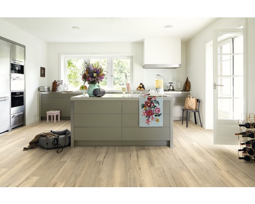 Cuisine claire avec plancher en bois, îlot de cuisine et fenêtre