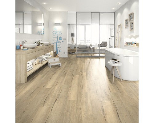 Salle de bains lumineuse avec lavabo, baignoire et plancher en bois