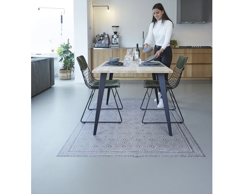 Salle à manger avec table, chaises et tapis au design moderne