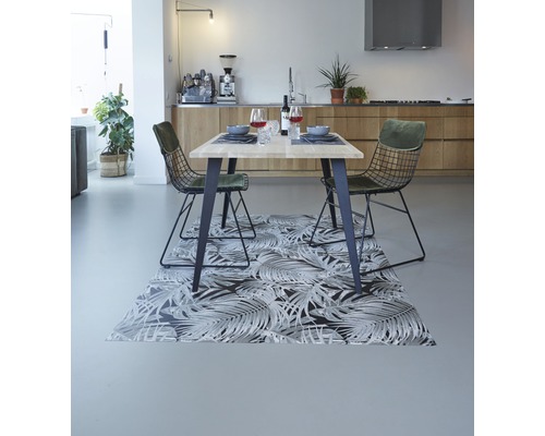 Esstisch mit Stühlen und Teppich in einem hellen Esszimmer