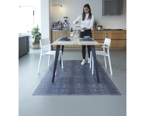 Heller Essbereich mit Esstisch, Stühlen und dunkelgrauem Teppich