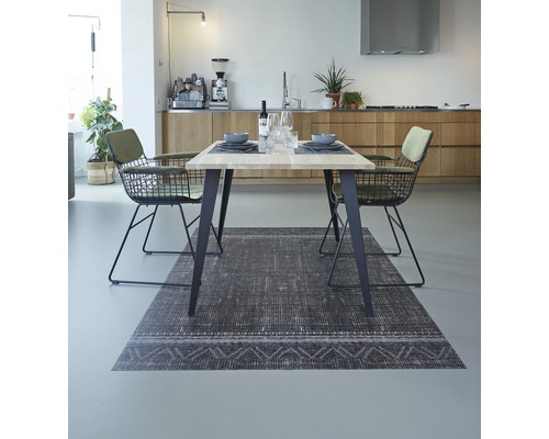 Esszimmer mit Tisch, Stühlen und Teppich in einem hellen Raum.