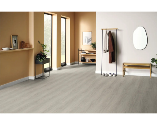 Pièce claire avec sol en vinyle gris, porte-manteau, miroir et banc en bois.