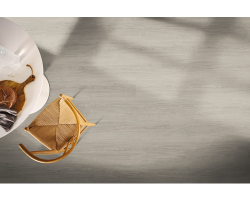 Scène avec parquet en bois clair, chaise, table et aliments