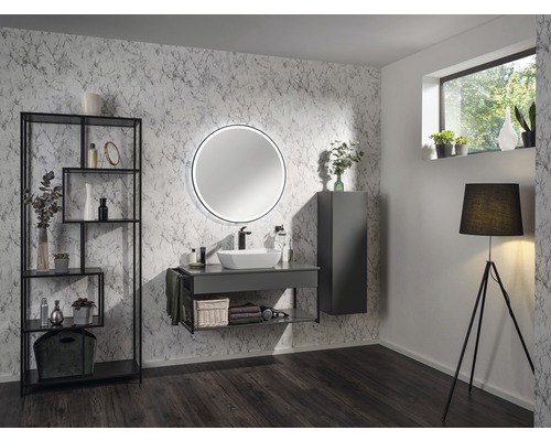 Salle de bains moderne avec lavabo, miroir, étagère et lampadaire