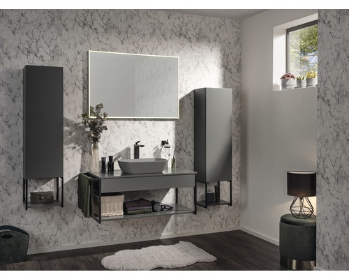 Salle de bains moderne avec meuble-lavabo, miroir, lavabo et éléments de rangement devant un mur en marbre