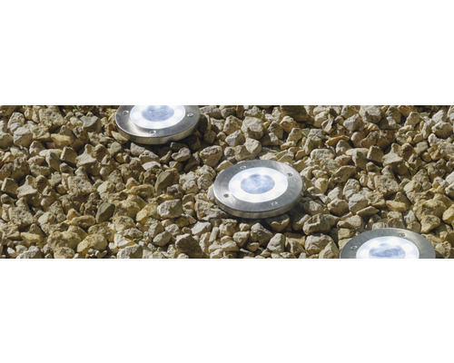 Bodeneinbaustrahler in Kiesbett