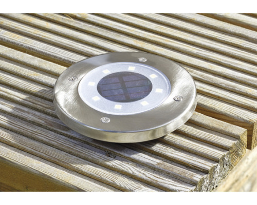 Bodeneinbaustrahler mit Solarpanel auf Holzdeck